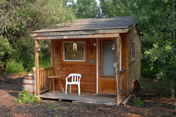 Make a cool and rustic Eco Shower letting the sun's solar energy heat the water in your hose