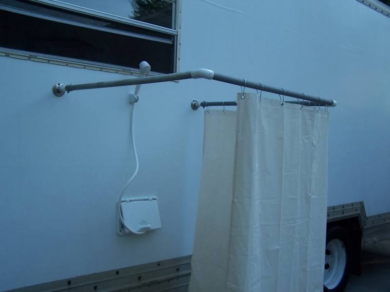 Other features include two 95L water tanks, an HD antenna, indoor & outdoor TV hookups, two gas canisters, & outdoor shower